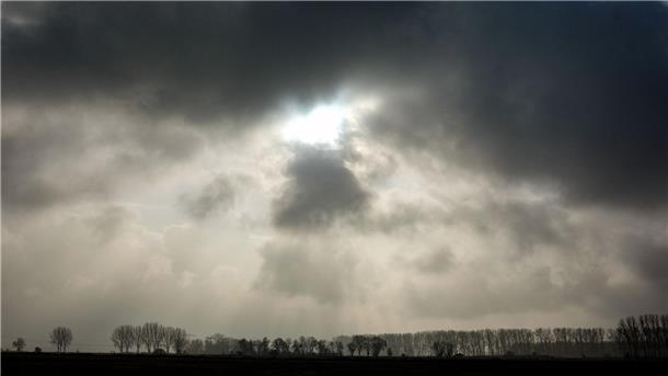 Trocken und wechselnd bewölkt in Niedersachsen und Bremen Die Sonne kommt nur kurzzeitig hinter einer Wolkendecke hervor.