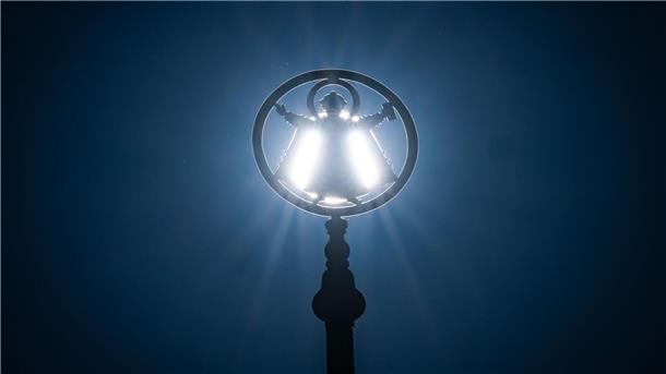 Bilder des Tages Die Sonne leuchtet hinter dem Münchner Kindl, das auf einem Mast am Odoensplatz im Herzen der bayerischen Landeshauptstadt steht. Die Figur gilt als Wahrzeichen von München.