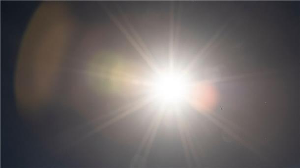 Ärztekammer fordert sofortige Hitzeschutzpläne für Kommunen Die Sonne scheint am Himmel.