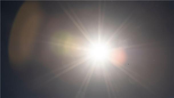Die Sonne scheint am Himmel.