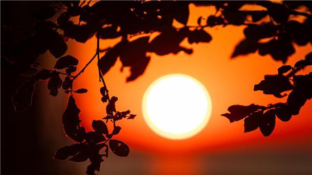 Sonne scheint am Himmel