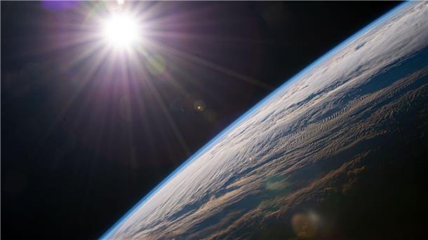 Warum wir 60-Stunden-Tage haben könnten Die Sonne scheint über dem Horizont der Erde, während die Internationale Raumstation über der kanadischen Provinz Quebec kreist.