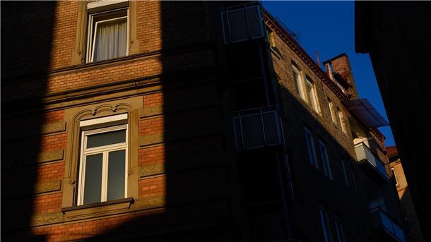 Wohnimmobilien verteuern sich weiter Die Sonne scheint zwischen zwei Häusern auf Fenster von Wohnungen.