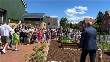 Die Sonne schien kräftig bei der Eröffnung des „Kindergarten-Gartens“ der Kita Regenbogen in Rodenkirchen.