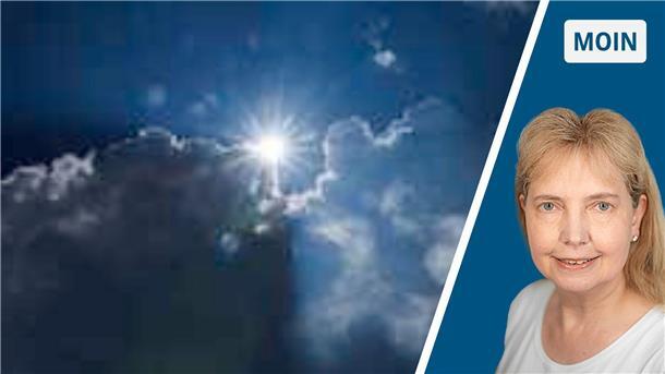 Sonne  strahlt  am blauen Himmel hinter Wolken