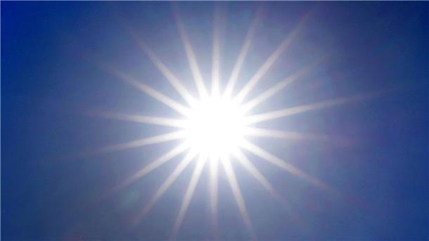 Bericht: Viele Hitzewellen in den vergangenen zwölf Monaten Die Sonne strahlt: Die Monate seit vergangenem November bildeten einer Analyse zufolge den bisher heißesten Zwölf-Monats-Zeitraum seit 125.000 Jahren.