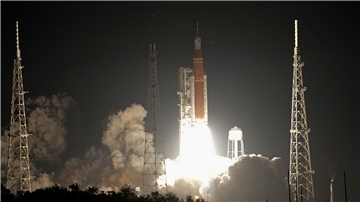 Die „Space Launch System“-Rakete startet am Weltraumbahnhof Cape Canaveral.