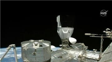 Die Space-X-Kapsel beim Andocken an die Internationale Raumstation.