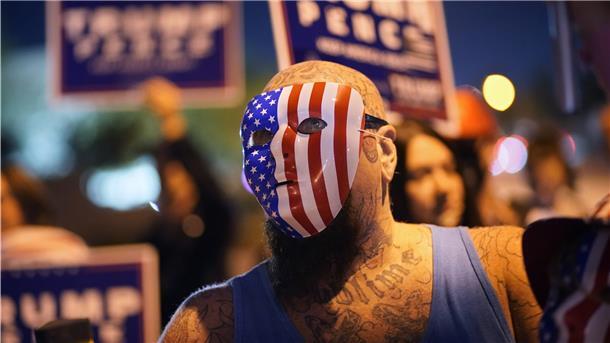 Las Vegas: Anhänger von US-Präsident Trump protestieren gegen die Abstimmung im Bundesstaat Nevada vor dem Clark County Election Department. 