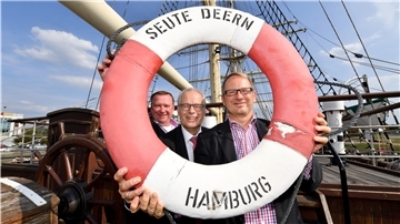 Die SPD-Abgeordneten Uwe Schmidt (links) und Johannes Kahrs (rechts) besorgten im Bundestag Geld für die „Seute Deern“. In der Mitte: Konrad Otten vom DSM.