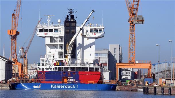 Die SPD-Bürgerschaftsfraktion konfrontiert im Parlament das Wirtschaftsressort mit alarmierenden Zahlen: Demnach soll es bereits 80 Eigenkündigungen auf der Lloyd Werft gegeben haben.