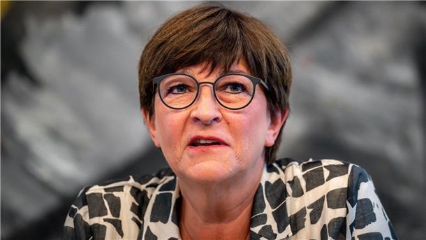 Die SPD-Bundesvorsitzende Saskia Esken verteidigt Pläne zum Bau eines LNG-Terminals in der Ostsee.