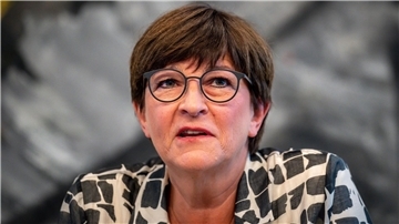 Die SPD-Bundesvorsitzende Saskia Esken verteidigt Pläne zum Bau eines LNG-Terminals in der Ostsee.