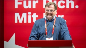 Mann auf Podium