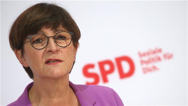Die SPD-Vorsitzende Saskia Esken beantwortet nach einer hybriden Sitzung ihrer Partei im Willy-Brandt-Haus Fragen von Journalisten.