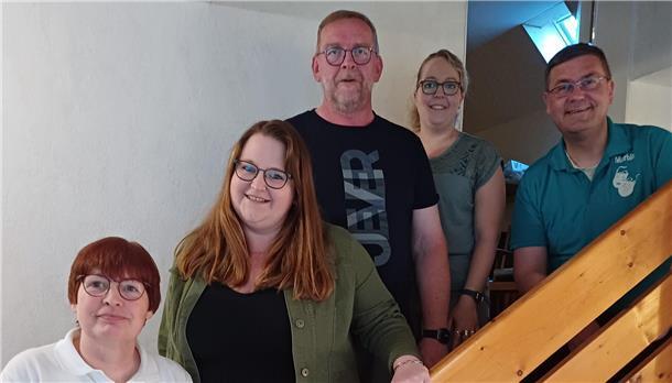 Die Speelschar Reitland von unten nach oben:
Ulla Grape als Kassenwartin, Meike Ripphoff als 2. Vorsitzende, Thomas Helms als 1. Vorsitzender, Carina Wispeler als Schriftwartin, Stefan Marburg als Kassenprüfer, nicht auf dem Foto: Jörg Wiggers als Pressewart.