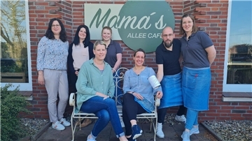 Die Spende wurde jetzt vorm Allee-Café übergeben (von links): Annika Dierks, Doreen Schmidt, Nicole Ortel (alle Förderverein), Maja Reents (Café), Janine Röver (Förderverein), Martijn Snijder und Malin Stoldt (beide vom Café). 