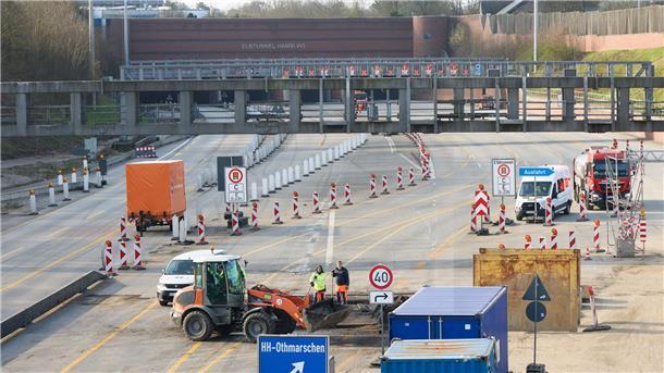 Die Sperrung der A7 in Hamburg sowie des Elbtunnels hat nach Angaben der Stadt zunächst keine großen Auswirkungen auf den Verkehr gehabt. 