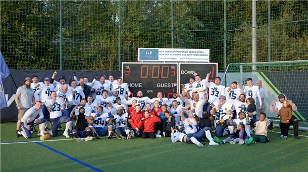 Die Spieler der Bremerhaven Seahawks feiern ihren Sieg gegen die Baltic Hurricaners II. Somit sind sie in die Regionalliga Nord aufgestiegen.