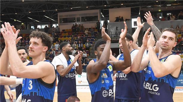 Die Basketballer der Eisbären Bremerhaven applaudieren ihren Fans.