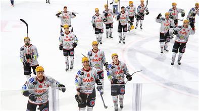 Die Spieler der Fischtown Pinguins bejubelten den Sieg in Wolfsburg mit den rund 300 mitgereisten Fans. 