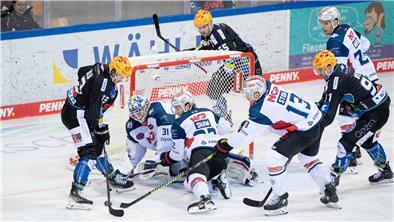 Die Spieler der Fischtown Pinguins beschäftigten Nürnbergs Torhüter Niklas Treutle ausgiebig.