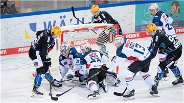 Die Spieler der Fischtown Pinguins beschäftigten Nürnbergs Torhüter Niklas Treutle ausgiebig.
