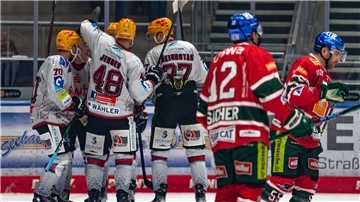 Jubelnde Eishockeyspieler aus Bremerhaven