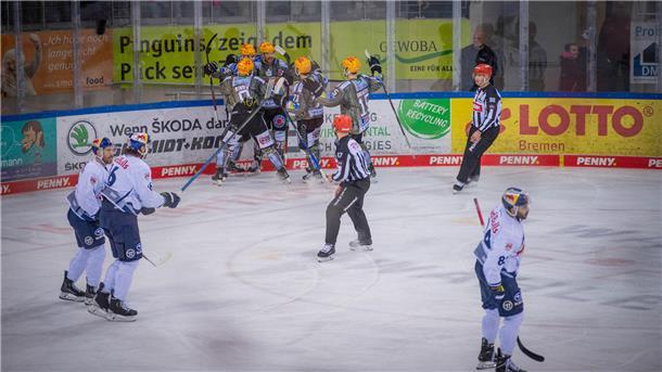 Ausgleich für München: Pinguins verlieren viertes Viertelfinal-Spiel Die Spieler der Fischtown Pinguins jubeln nach dem 1:0.