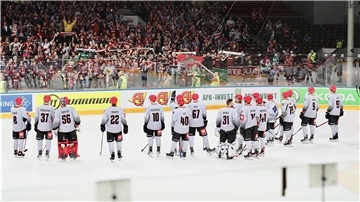 Die Spieler der Fishtown Pinguins feierten trotz Niederlage mit den Fans in Prag.