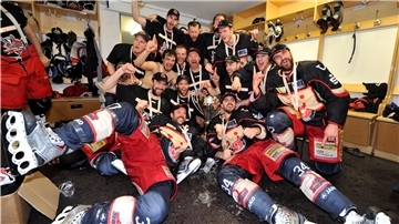 Die Spieler der Hannover Scorpions feiern in der Umkleidekabine den ersten Gewinn der Deutschen Meisterschaft im Eishockey.