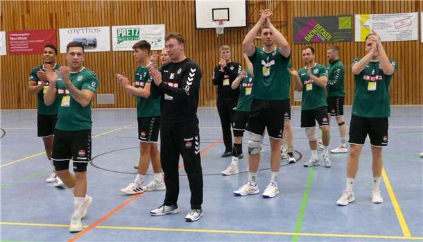 Die Spieler des TV Schiffdorf ließen sich nach der Schlusssirene und überzeugenden Leistungen von den 300 Zuschauern feiern.