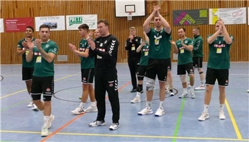 Die Spieler des TV Schiffdorf ließen sich nach der Schlusssirene und überzeugenden Leistungen von den 300 Zuschauern feiern.