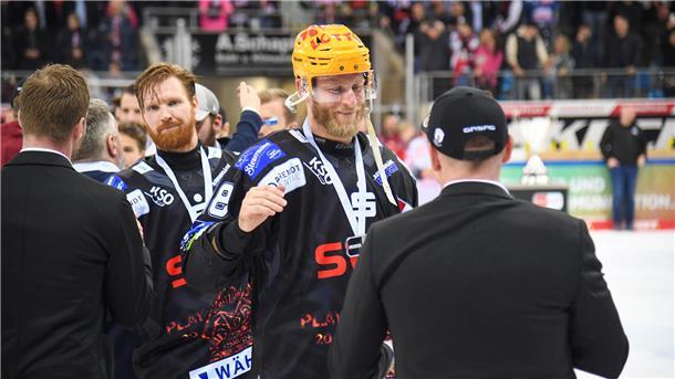 Die Spieler dfer Fischtown Pinguins holen sich nach dem verlorenen Finale die Silbermedaille ab.