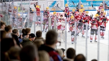 Die Spieler lassen sich zu Recht von den Fans feiern: Die Fischtown Pinguins spielen die beste Saison ihrer Vereinsgeschichte in der Deutschen Eishockey-Liga.