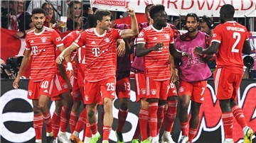 Die Spieler von Bayern München um Thomas Müller (Mitte) bejubeln Leroy Sanés Treffer zum 2:0-Endstand gegen den FC Barcelona. Foto: Kneffel/dpa