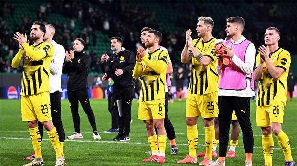 Und jetzt? Vorsichtige BVB-Freude nach kurzem Zwischenhoch Die Spieler von Borussia Dortmund feiern nach dem Spiel mit den Fans