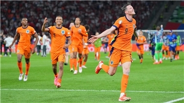 Die Spieler von den Niederlanden um Wout Weghorst (vorne rechts) jubeln über den Sieg und Einzug ins Halbfinale.