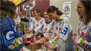 Die Spielerfrauen der Pinguins haben mit ihrer Keks-Aktion 4.550 Euro gesammelt