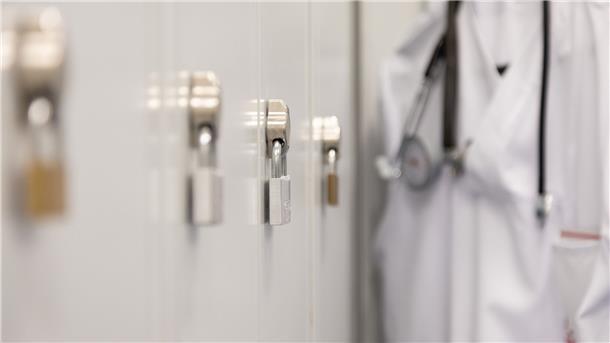 Arzt: Kinderkliniken wegen Atemwegsinfektionen am Limit Die Spinds der Mitarbeiter in einem Krankenhaus sind mit Vorhängeschlössern verschlossen.
