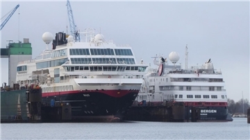 Die „Spitsbergen“ (rechts) und die „Maud“ im Dock der Bredo Werft im Fischereihafen.