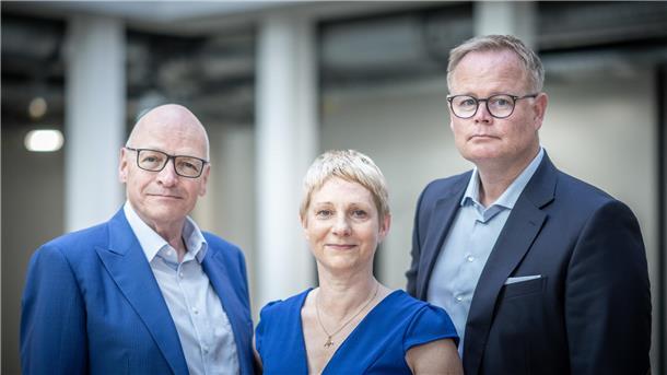 „Glaubwürdiger Journalismus ist unser höchstes Gut“ Die Spitze des Zeitungsverlegerverbands (von links): Stefan Hilscher, Sigrun Albert und Matthias Ditzen-Blanke. Foto: Kappeler/dpa