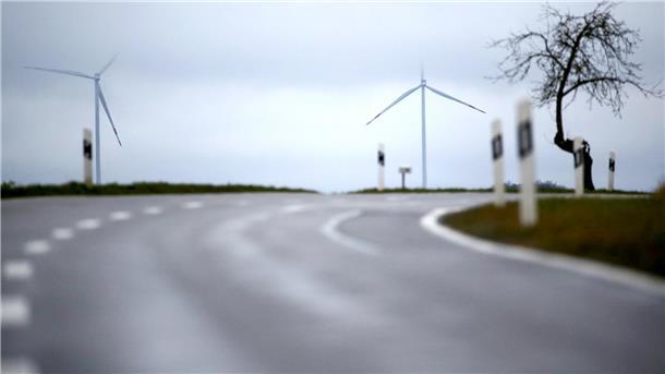 Die Spitzen der Rotorblätter zweier Windräder verschwinden in tiefstehenden Regenwolken. In der Samtgemeinde Tarmstedt soll nach den Wünschen von rund 200 Grundeigentümern ein Windpark zwischen Tarmstedt und Breddorf entstehen.