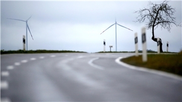 Die Spitzen der Rotorblätter zweier Windräder verschwinden in tiefstehenden Regenwolken. In der Samtgemeinde Tarmstedt soll nach den Wünschen von rund 200 Grundeigentümern ein Windpark zwischen Tarmstedt und Breddorf entstehen.