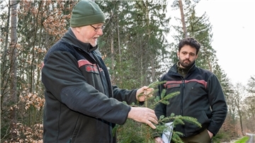 Knut Sierk und Tobias Loewer im Wald.
