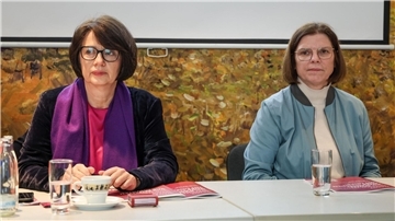 Die Spitzenkandidatinnen der Bremer Linken, Claudia Bernhard (l) und Kristina Vogt (r), bei der Präsentation der Wahlkampagne der Linkspartei zur Bürgerschaftswahl in Bremen.