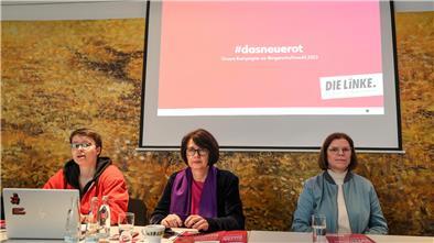 Die Spitzenkandidatinnen der Bremer Linken Claudia Bernhard (Mitte) und Kristina Vogt (rechts) neben Landessprecherin Anna Fischer. Sie gehen davon aus, in Bremen weiter mit SPD und Grünen regieren zu können. Von der Parteibasis gab es grünes Licht für Koalitionsverhandlungen.