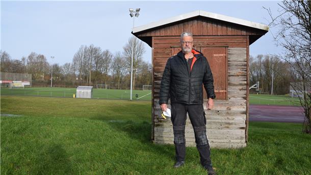 Die Sprecherkabine zwischen den beiden Plätzen hat ihre besten Jahre auch schon wieder hinter sich. Matthias Muskulus ist der städtische Betriebsleiter des Sportzentrums Mitte und kümmert sich auch ums Stadion.