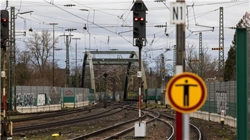 Die Sprengung einer Weltkriegsbombe hat für Chaos im Schienenverkehr gesorgt.