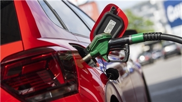 Berlin: Ein Auto wird an einer Tankstelle betankt.